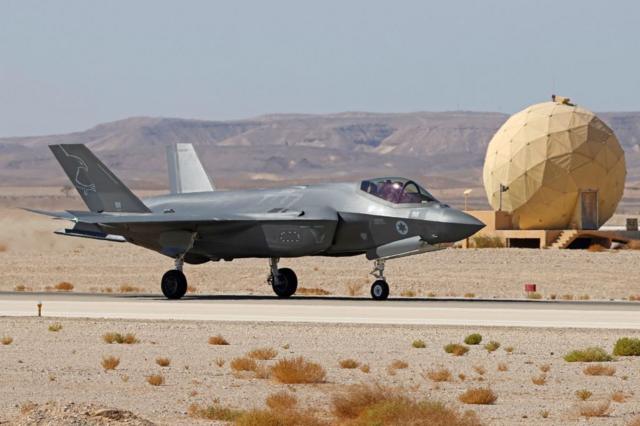 مقاتلة من طراز F-35 تابعة للقوات الجوية الإسرائيلية تهبط في قاعدة عوفدا الجوية شمال مدينة إيلات، في 24 أكتوبر، 2021.