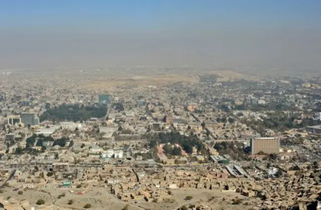 تصویر کې د کابل ښار یوه څنډه ښکاري چې د هوا ککړتیا پرمهال اخېستی شوی دی. 