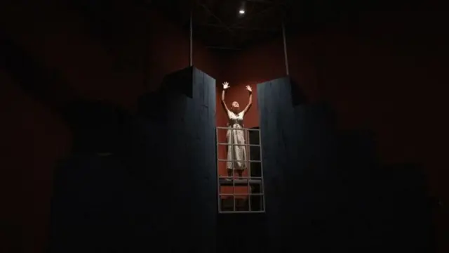 કલાકારો દર્શકોને અધિકારો અને વાસ્તવિકતા વચ્ચેના અંતર વિશે શીખવવા માટે શેરી નાટકો કરી રહ્યાં છે