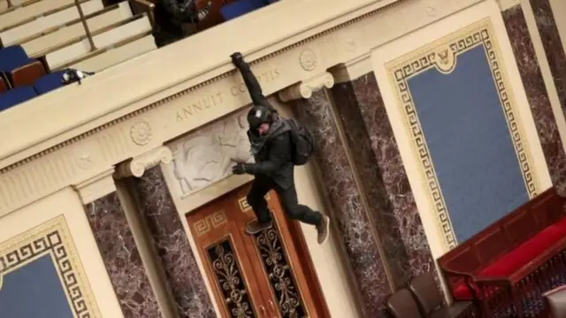 कॅपिटल इमारतीमध्ये घुसखोरी करणारा एक ट्रंप समर्थक