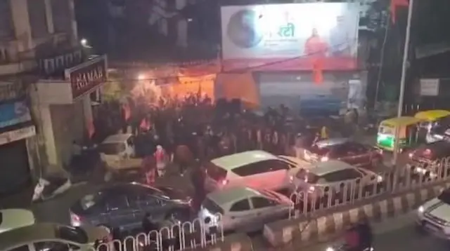 লক্ষ্ণৌয়ের রাস্তায় অশ্লীল গান বাজানোর ভিডিওটি সামাজিক মাধ্যমে ছড়িয়ে পড়েছে