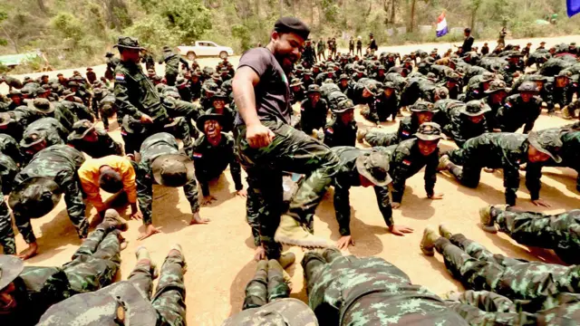 Maui Pho Thaike memberikan pelatihan bagi pejuang KNDF.