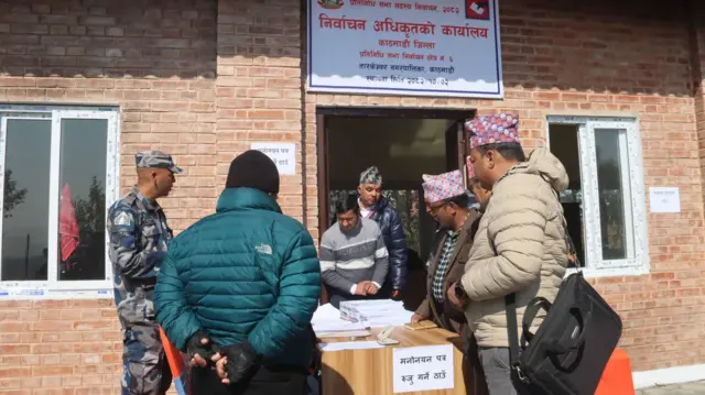 काठमाण्डूको एक निर्वाचन अधिकृतको कार्यालयमा मनोनयन दर्ताको कार्य गर्दै निर्वाचन अधिकारीको टोली