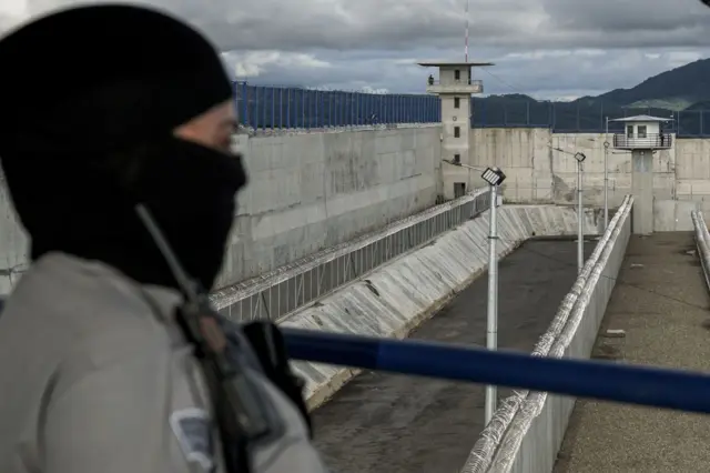 Bukele: qué se sabe de la guerra del mandatario contra la corrupción en El Salvador para la que construirá una nueva cárcel - BBC News Mundo