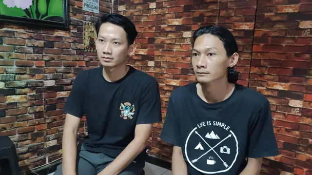 Saka Tatal (kanan) dan kakaknya (kiri)