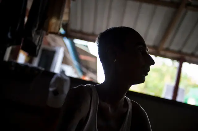 အမျိုးသမီးလိင်အလုပ်သမားတွေမှာ HIV ပိုးကူးစက်တာထက် အမျိုးသားချင်းလိင်ဆက်ဆံသူနဲ့ အမျိုးသမီးကဲ့သို့ ဝတ်ဆင်နေထိုင်တဲ့ ပုဂ္ဂိုလ်တွေမှာ ပိုပြီး ကူးစက်မှုများလာကိုလည်း တွေ့ရပါတယ်။ (ပုံဟောင်း)