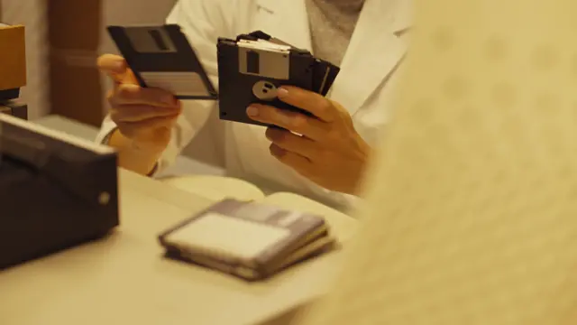 Arsiparis dan koleksi disket