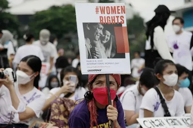 Peserta Hari Perempuan Sedunia membawa poster, 2022.
