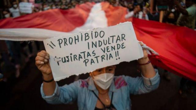 mulher com cartazblaze casino appprotesto