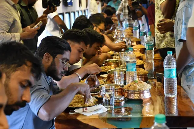 உணவு உண்ணும் போட்டி