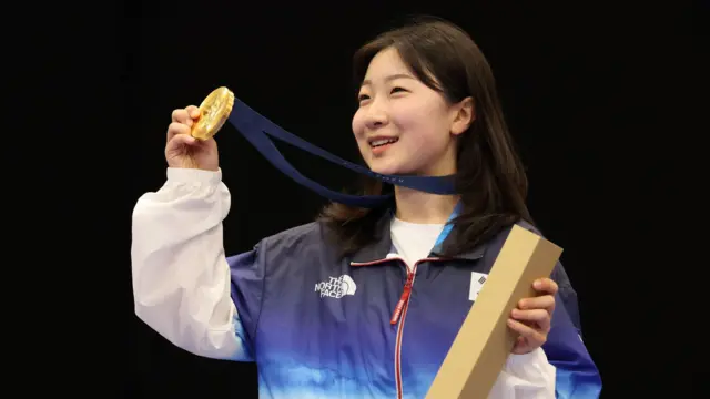 반효진이 29일(한국시간) 프랑스 샤토루 슈팅 센터에서 열린 2024 파리올림픽 사격 공기소총 10m 여자 시상식에서 금메달을 들어보이고 있다