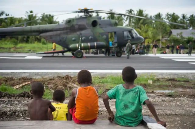 Anak papua melihat tentara
