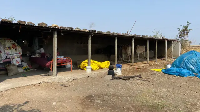 या परिसरात संतोषचं बालपण गेलं.