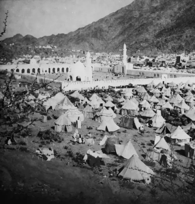 হজযাত্রীদের তাঁবু, ১৯১০ সালে তোলা ছবি। 