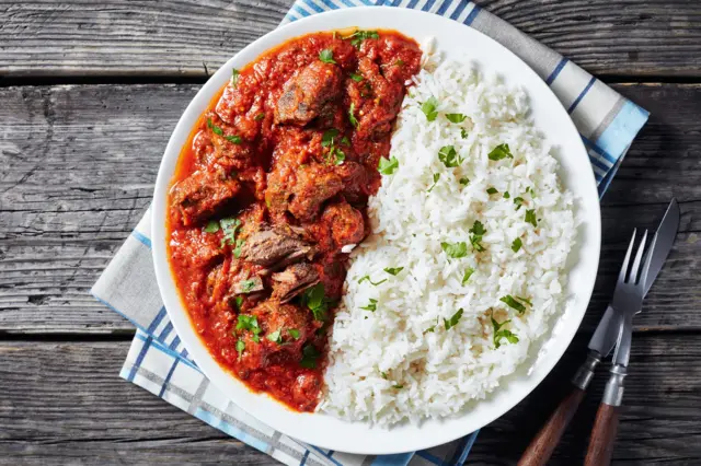 Ragoût de boeuf africain dans la sauce tomate avec des épices et des herbes.