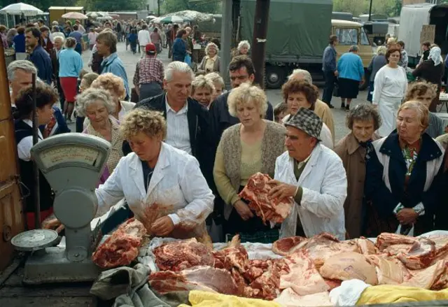 Варшавяни у черзі за м'ясом, серпень 1989