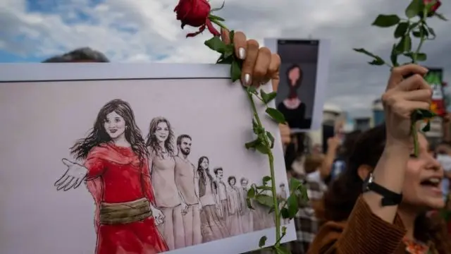 "Биз баарыбыз каза тапкан кыз - Махса Аминибиз" – деп ар кайсы өлкөдө каршылык акцияларына чыккандар ураан чакырып жатышат. Стамбулдагы ошондой акциялардын бириндеги сүрөт