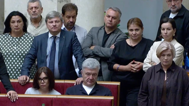 "Європейська солідарність" дивиться на Руслана Стефанчука, поки той зачитує стенограму засідання 2014 року