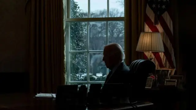 نزدیک به پایان یک دوره: بایدن در دفتر بیضی در کاخ سفید در ژانویه ۲۰۲۵