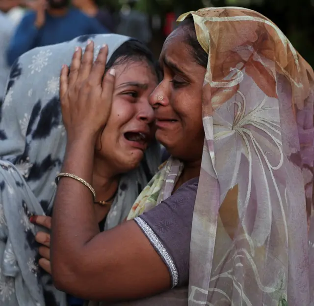 فتاة تبكي في حضن سيدة بعد سماعها نبأ وفاة شقيقها في حادث تحطم الطائرة 