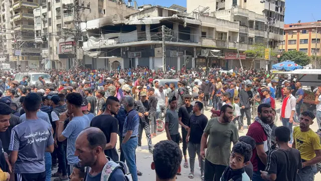 غزيون بانتظار المساعدات