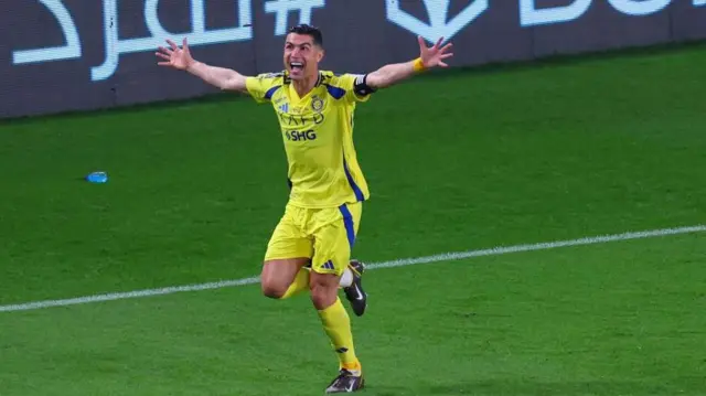 كريستيانو رونالدو يحتفل بأحد أهدافه في الدوري السعودي.