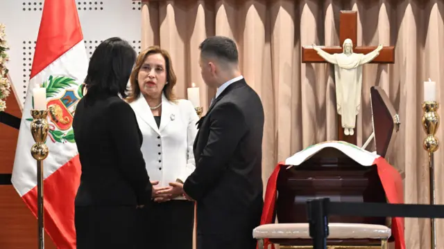 La presidenta de Perú, Dina Boluarte, en el velatorio de Alberto Fujimori conversa con los hijos del exmandatario Keiko y Kenji.