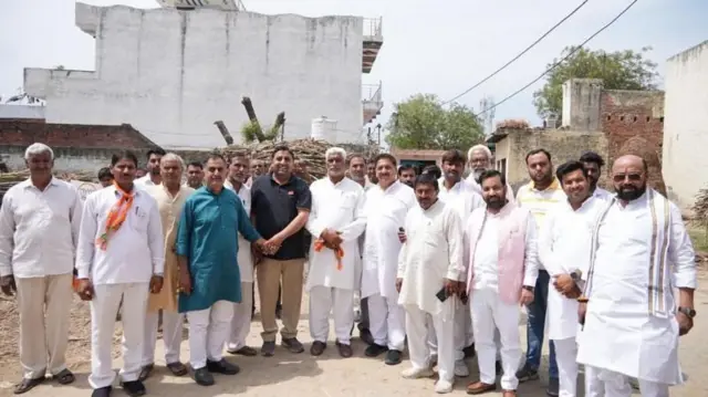 અરુણ ગોવિલના સ્વાગત માટે રાહ જોતાં સમર્થકો