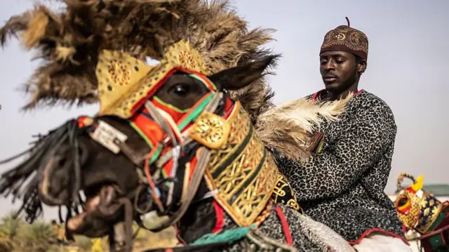 Wani mutun akan doki lokacin hawan sallah a Dutse, ya yi kwalliya da kayan hawa tare da dokinsa 