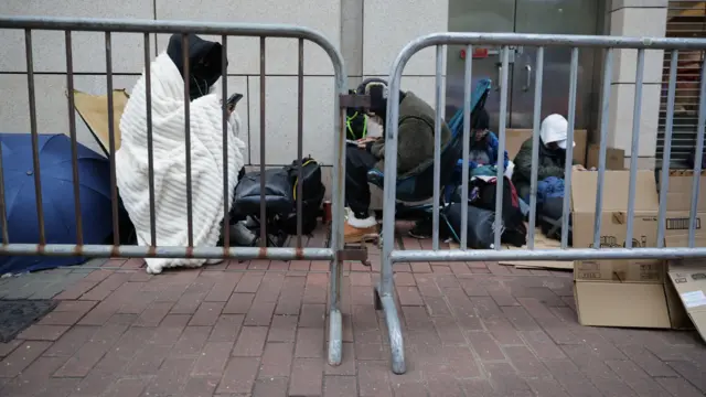 原香港支联会支持者在西九龙法院大楼外彻夜排队轮候入庭旁听审判,他们都身穿御寒大衣(22/1/2026)