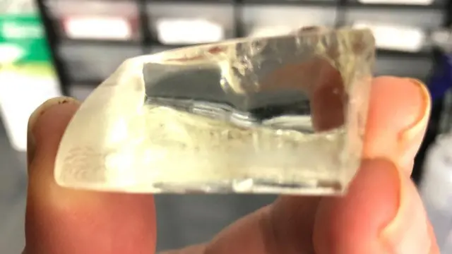 يقول مبتكرو "لايون غلاس" إنه قوي للغاية وأقل استهلاكاً للطاقة في صنعه من الزجاج العادي