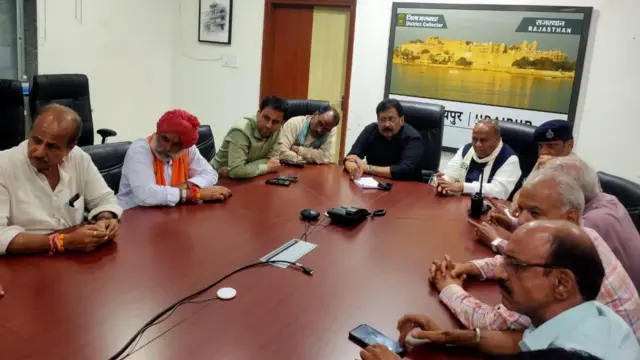 जनप्रतिनिधि की उपस्थिति में स्थानीय लोगों के साथ पुलिस-प्रशासन की मीटिंग