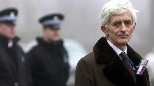 الدكتور جيم سواير - الذي كان يعتقد أن المقرحي بريء - في كامب زيست