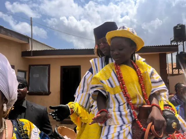 Ọmọdebinrin ẹlẹsin kan nibi ayẹyẹ Ojude Oba.