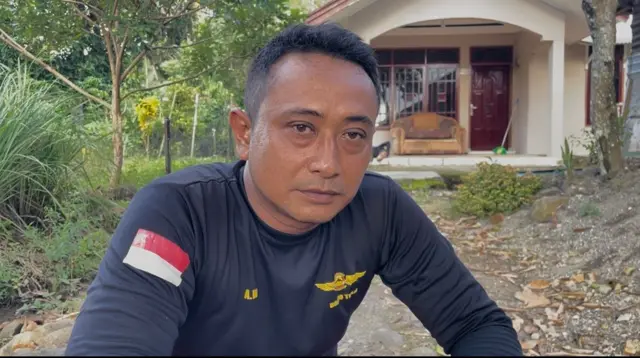 Andi meninggalkan istri dan ketiga anaknya yang juga menjadi korban banjir di Padang. 