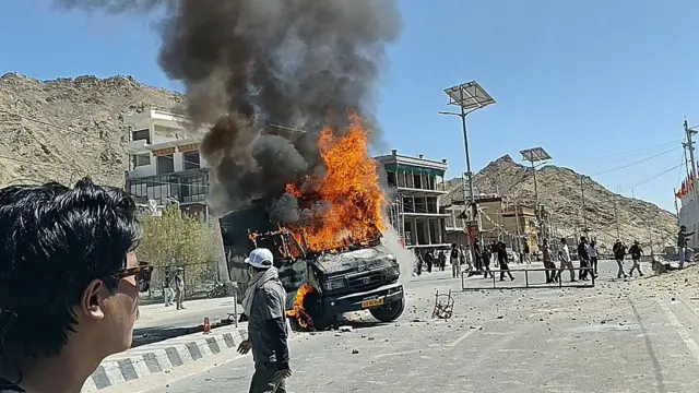 लेह में भारतीय जनता पार्टी के दफ़्तर के सामने प्रदर्शनकारियों ने वाहनों में आग लगा दिया.