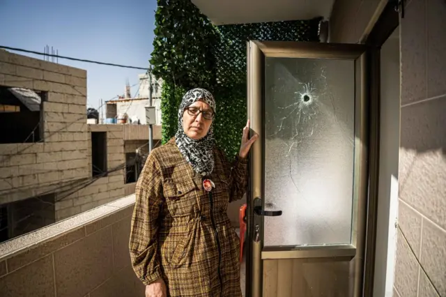 مادر احمد صدوق صحنه کشته شدن پسرش در بالکن خانه را بازسازی میکند