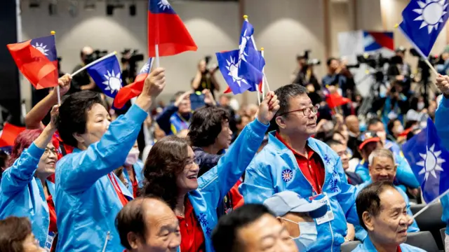 一群國民黨員正在參與集會。