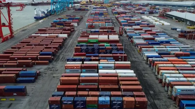 बन्दरगाहमा जम्मा भएका कन्टेनरहरू