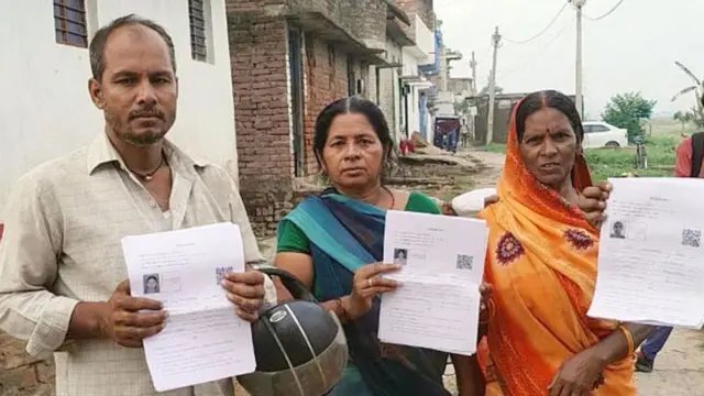 बिहारका मतदाता कागजपत्र देखाउँदै