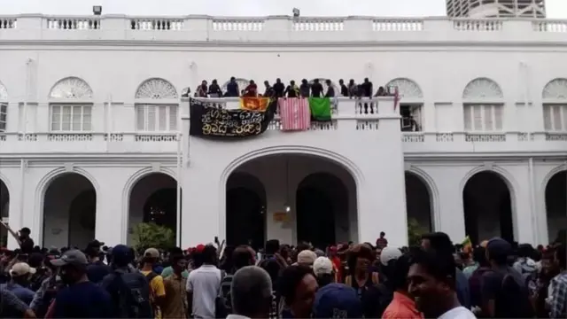 রাজাপাকাসাদের পতনের পর শ্রীলঙ্কার প্রেসিডেন্টের প্রাসাদে জোর করে ঢুকে পড়ে হাজার হাজার বিক্ষুব্ধ জনতা