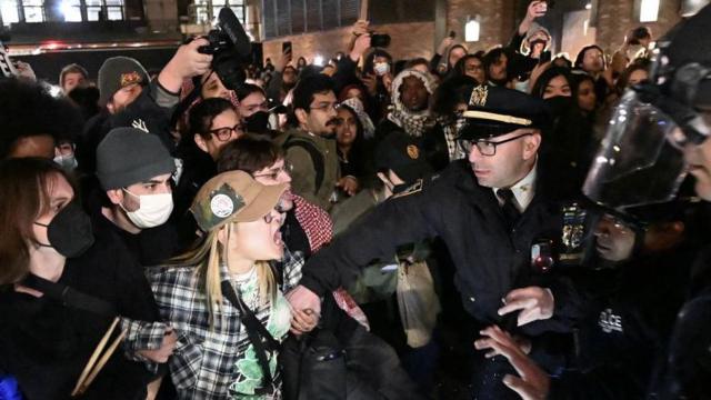 Enfrentamiento entre manifestantes pro palestinos y la policía en la Universidad de Nueva York