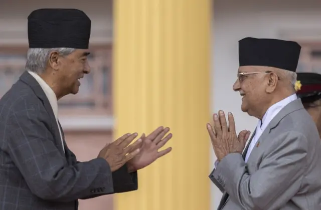 नेकपा एमालेका अध्यक्ष केपी ओली र नेपाली कांग्रेसका सभापति शेरबहादुर देउवा एक अर्कालाई नमस्कार गर्दै