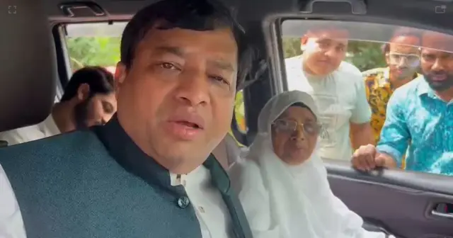 গাজীপুরের সাবেক মেয়র জাহাঙ্গীর আলম (বামে) ও তার মা, নবনির্বাচিত মেয়র জায়েদা খাতুন 