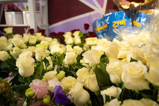 Кучагыңыздар гүлгө, көөдөнүңүздөр ырга толуп турсун...