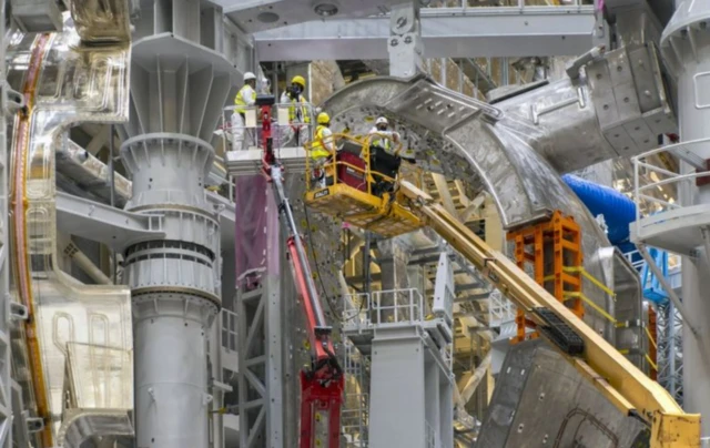 Франциянын түштүгүндө Марсел шаарынан 65 чакырым алыстыкта жайгашкан Кадараш изилдөө борборунда өлкөдөгү өзөктүк ширелүү жүзөгө ашырыла турган алгачкы жабдуунун курулуш иштери 2020-жылдын июлунан тартып башталган