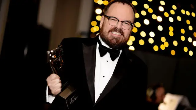 Bendž Bil često radi na projektima koji imaju ograničeni budžet i u izazovnim uslovima, što je prikazano u njegovoj emisiji.