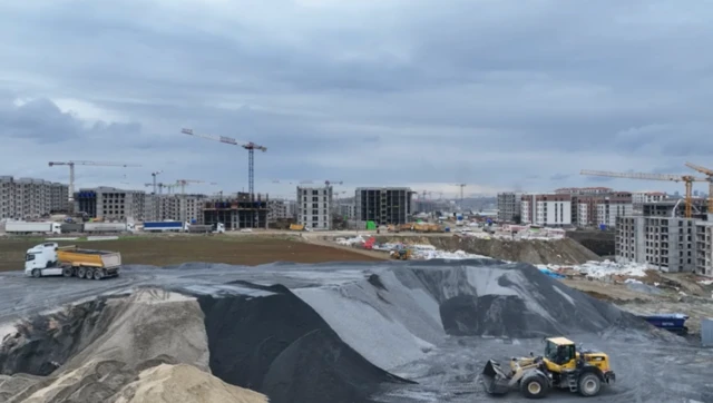 Bölgede devam eden inşaatlar ve iş makinaları