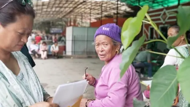 राष्ट्रिय परिचयपत्र लिनका लागि सास्ती खेप्नु परेको ज्येष्ठ नागरिकहरूले बताएका थिए