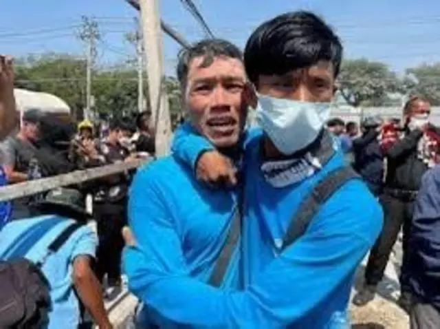 ငလျင်လှုပ်ပြီးနောက် ဇနီးဖြစ်သူကိုရှာဖွေနေတဲ့ ကိုလှဝင်းနိုင် (ဘယ်) 